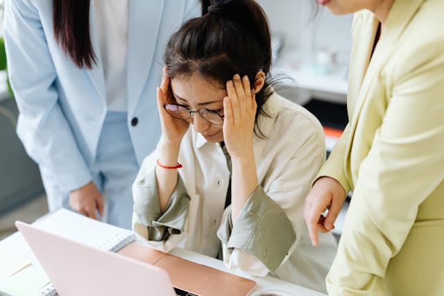 women working on common QuickBooks Errors